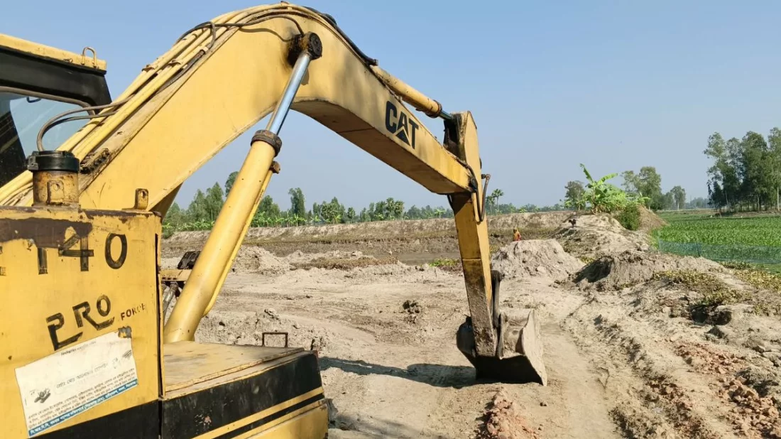 ভেকু দিয়ে পুকুর খনন