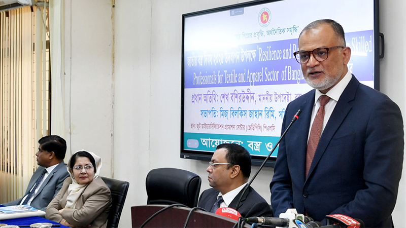 সরকারকে না জানিয়ে তেলের দাম বাড়ানো ব্যবসায়ীদের ‘কারণ দর্শানোর’ নোটিশ