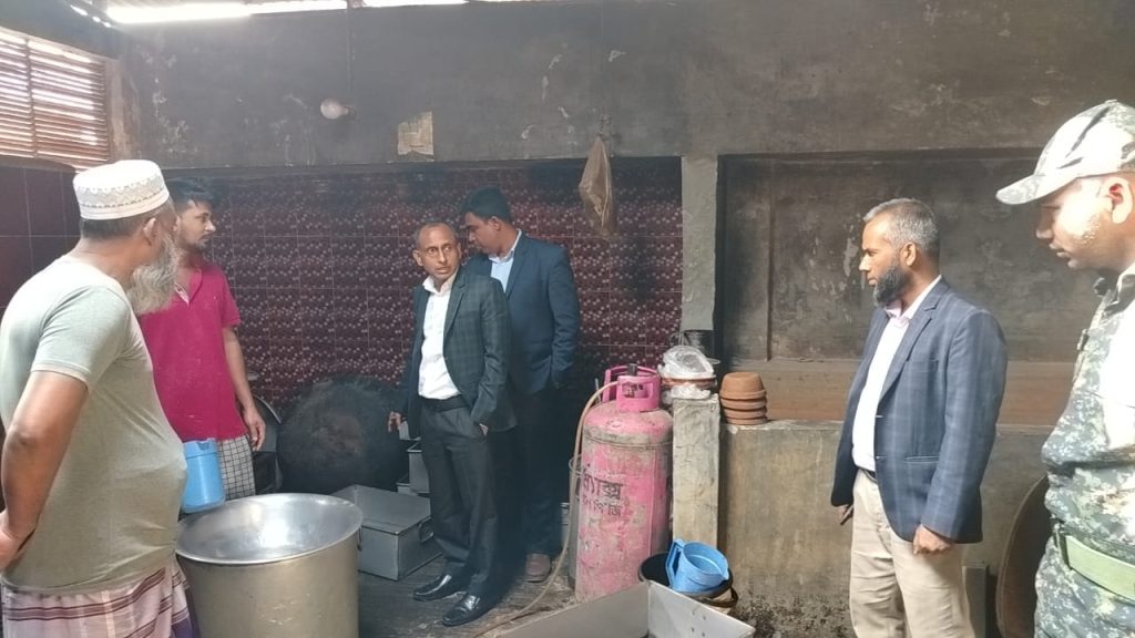 চাঁদপুরে মিষ্টির দোকানে অভিযান: লক্ষ টাকা জরিমানা আদায়