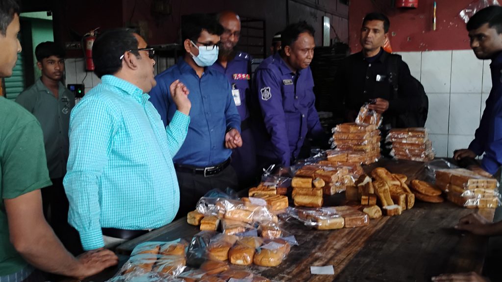 ডালডার ভেতরে মৃত ইঁদুর ও নানা অনিয়ম চুয়াডাঙায়