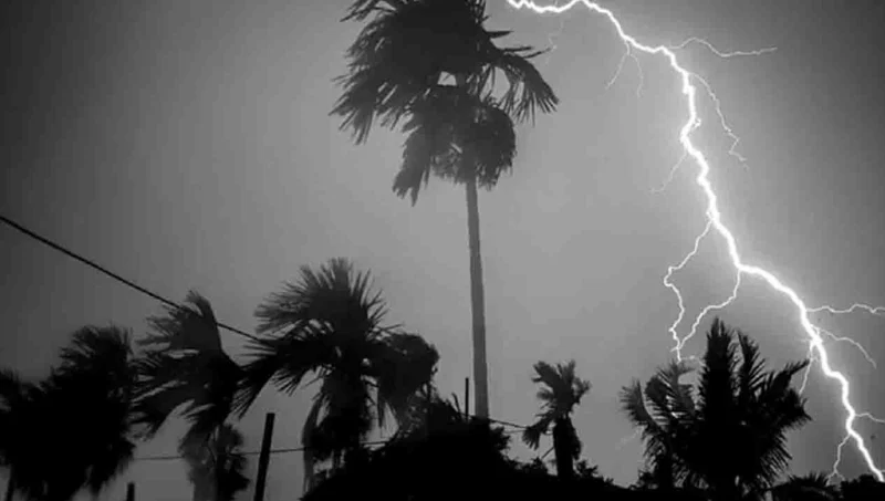 ধেয়ে আসছে মৌসুমের প্রথম কালবৈশাখী