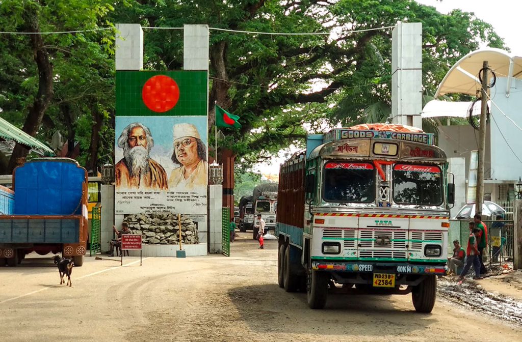 বাজেটে শুল্ক  বাড়ানোর পর  বেনাপোল  দিয়ে ভারত থেকে মাছ আমদানী প্রায় বন্ধ