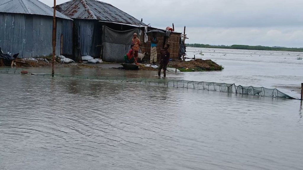 তিস্তার ভাঙনে লণ্ডভণ্ড জনজীবন: বন্যার পানির সাথে দৃশ্যমান হচ্ছে ধ্বংসযজ্ঞ
