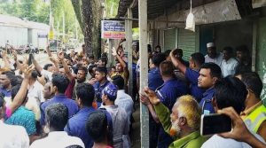 সার না পাওয়ার ক্ষোভে অবরুদ্ধ কৃষি কর্মকর্তাকে উদ্ধার করেছে পুলিশ