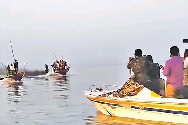 মা ইলিশ ধরা আটকাতে জেলেদের ওপর ফাঁকা গুলি ছুড়েছে কোস্টগার্ড