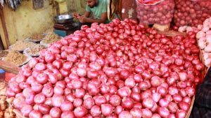 সরবরাহ কমে বেড়েছে পেঁয়াজের দাম