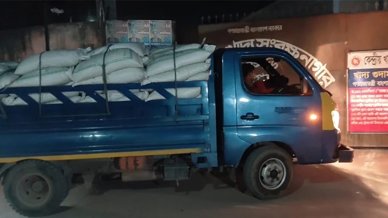 ইলিশ সংরক্ষণে জেলেদের জন্য বরাদ্দ করা চাল জব্দ , তদন্ত কমিটি গঠন