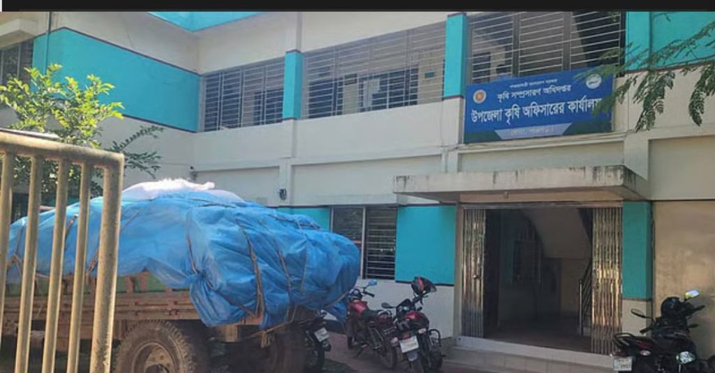  পাচারের সময় ১২০ বস্তা ডিএপি সারসহ একটি মাহিন্দ্রা পিকআপ জব্দ