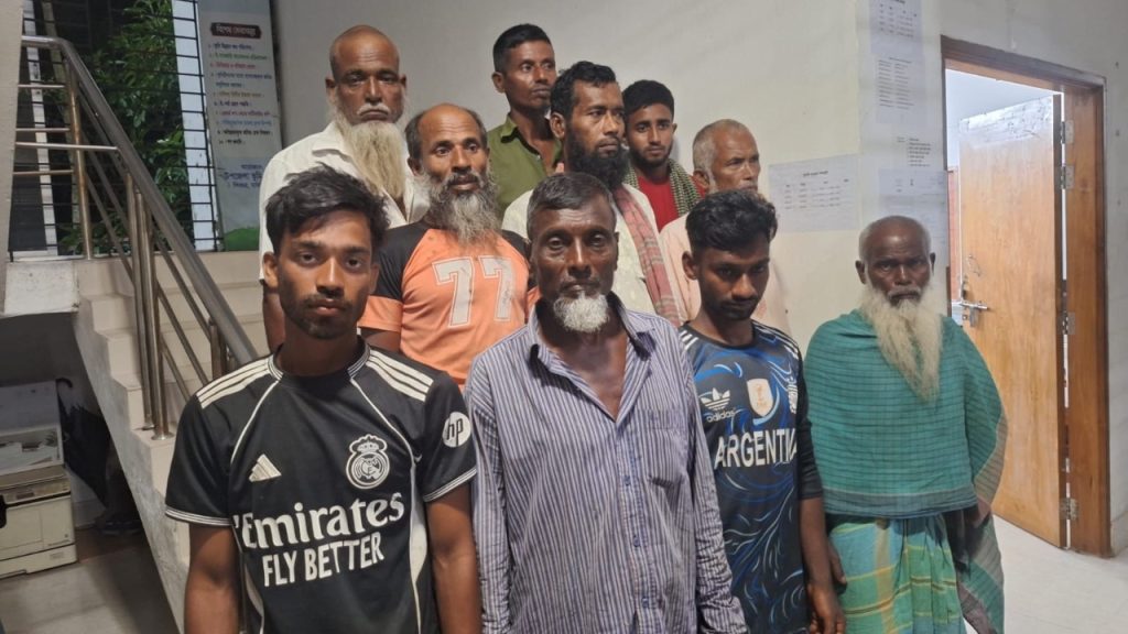 মা ইলিশ ধরার দায়ে ১০ জেলেকে ১৫ দিনের কারাদন্ড
