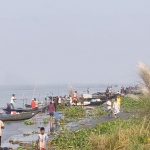 নিষেধাজ্ঞা সত্বেও পদ্মা ও মেঘনায় নামছে জেলেরা, ভাসমান হাটে মিলছে ডিমওয়ালা মা ইলিশ