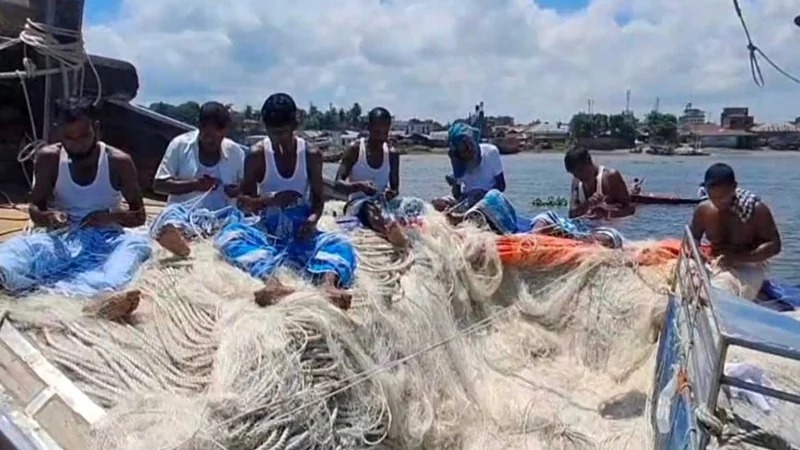 ২২ দিনের নিষেধাজ্ঞা শেষে ইলিশ ধরার শেষ প্রস্তুতিতে জেলেরা